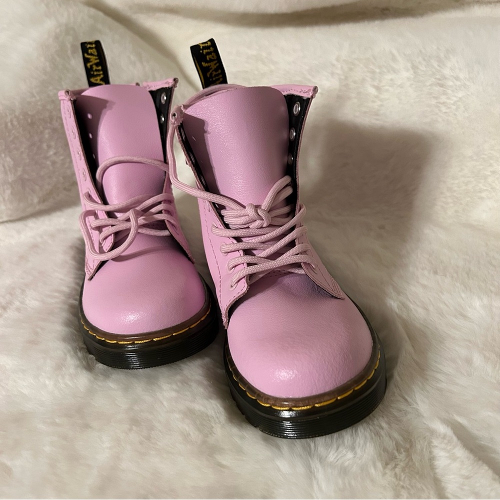 New with out tags/box Girls Dr martens - Picture 2 of 4